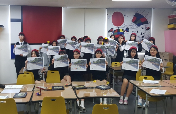 천안두정중학교 1~3학년 학생들이 ‘우리학교 무지개’를 위한 도안을 직접 그린 후 기념 촬영을 하고 있다.