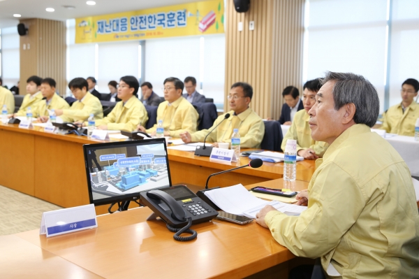 한국서부발전 김병숙 사장이 지진발생으로 인한 재난상황에 대하여 현장훈련에 앞서 증강현실(AR) 시스템 활용을 활용, 토론훈련을 주관하고 있다.