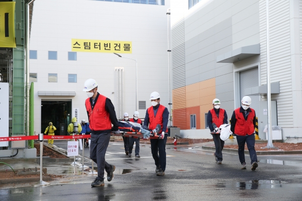 한국서부발전 평택발전본부에서 시행(’19.10.30)된 『2019년 재난대응 안전한국훈련』이 실제와 다른 없는 재난상황을 가정하여 현장훈련을 진행하고 있다.
