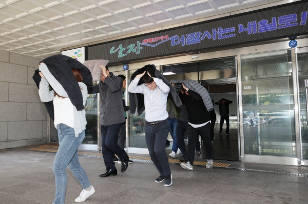 30일 태안군청에서 펼쳐진 지진 대피훈련 모습.