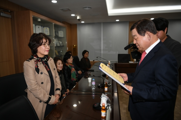 황선봉 군수가 열린어린이집 선정서를 교부하는 모습