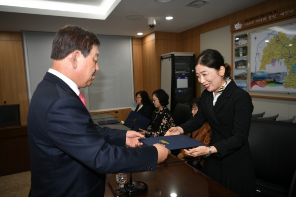 황선봉 군수가 열린어린이집 선정서를 교부하는 모습