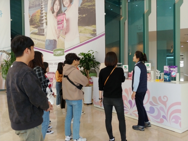 유한킴벌리(주)를 방문한 학생들에게 주요 기업제품을 소개하고 있다.