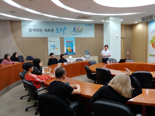 인사담당자의 기업 및 인사채용 설명을 듣고 있다.