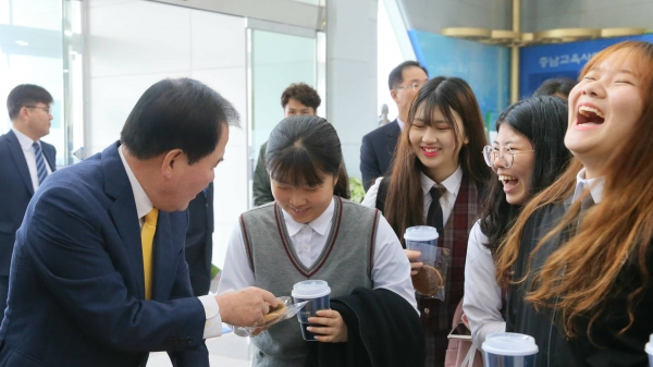 학생인권주간 캠페인을 진행한 홍성여고 학생들과 김지철 교육감을 비롯한 충남교육청 직원들.