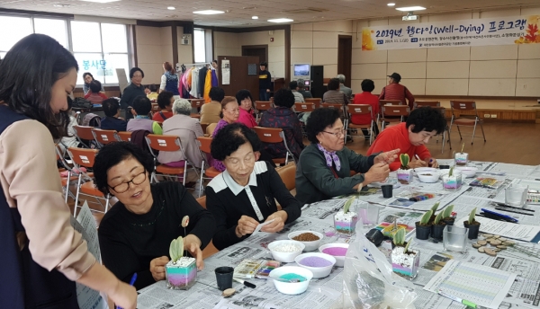 기성종합복지관 웰다잉 프로그램에 참여한 어르신들이 소망화분심기 활동을 하고 있다.