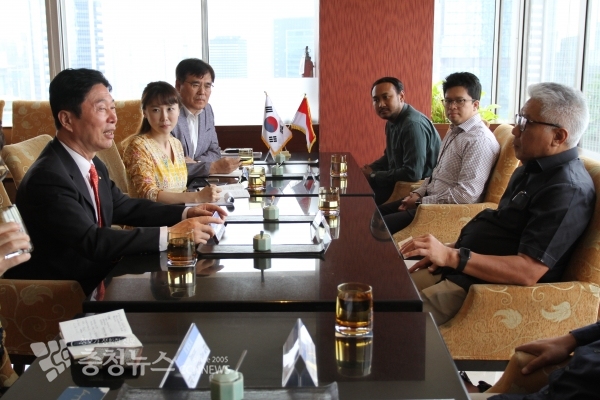 김상균 이사장(왼쪽1번째), 자카르타 자산관리공사 드위 달요토 사장(왼쪽6번째)이 면담을 시행하고 공단의 철도건설 노하우 등 사업수행 역량을 피력하고 있다.