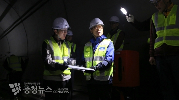 취임 한달을 맞은 공사 김경철 사장이 열차 종료 후 지하터널 현장을 살펴보고 있다.