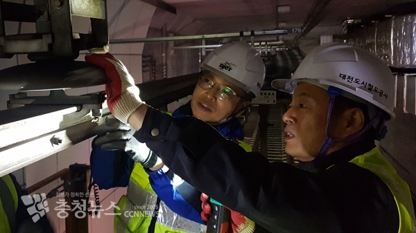 모타카에 탑승 지하터널 상부 전동차 전력공급 장치를 살펴보고 있는 공사 김경철 사장.