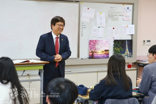 사진은 지난 10월부터 최교진 교육감이 세종시 고등학교 3학년 교실을 방문해 학생들을 격려하고 있는 장면