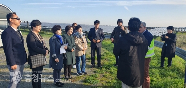 독일 쓰레기 매립장 부지를 신재생에너지 단지로 전환한 사례설명을 듣고 있다.