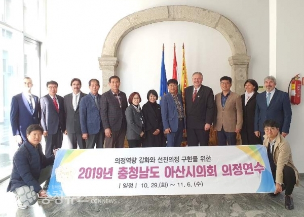 아산시의회와 미슈콜츠시장(가운데)의 지속적인 교류협력 방안을 협의하고 있다.