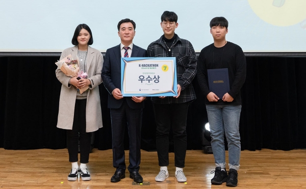 ‘제7회 대학생 앱 개발 챌린지 K-해커톤(K-Hackathon) 대회’에서 우수상을 수상한 목원대 융합컴퓨터·미디어학부 옹효빈(왼쪽에서 첫 번째), 김영호(왼쪽에서 세 번째), 김회진(왼쪽에서 네 번쨰) 학생이 조한진 한국콘텐츠학회 부회장(왼쪽에서 두 번째)과 함께 기념촬영