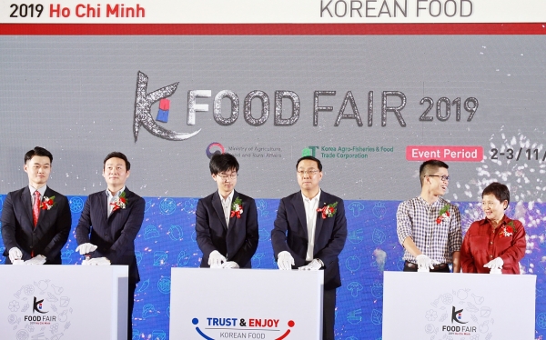 2019 호치민 K-Food Fair 개막식 사진  * aT 신현곤 식품수출이사(왼쪽에서 4번째)