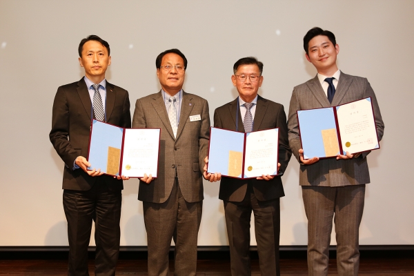 한남대는 우수 취업멘토에게 감사장을 수여했다. 왼쪽부터 이재욱 백화점세이 경영지원부장, 이덕훈 총장, 김영태 현대백화점 전 사장, 김권영 기아자동차 사원