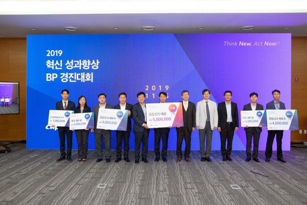 한국서부발전 김경재 기술본부장(좌측 번째), 송재섭 기획관리본부장(좌측 ), 사외 평가위원인 건국대 김진욱 교수(좌측 번째), 카톨릭대 이종원 교수(좌측 번째), 국민평가단 광고업체 최선필 대표(좌측 번째)가 경진대회 수상자들과 단체로 기념촬영을 하고 있다.