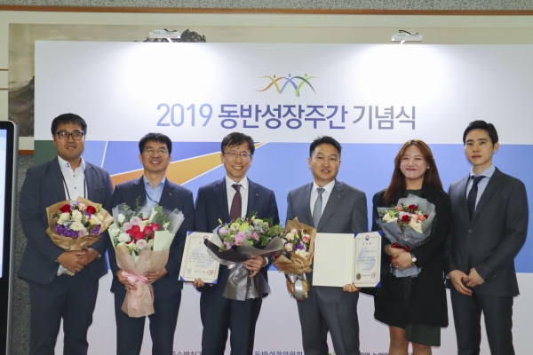한국서부발전 이상현 국정과제추진실장(좌측 ➂번째)이 중소벤처기업부 장관상을 수상한 뒤 회사 업무 관계자들과 함께 기념촬영을 하고 있다.