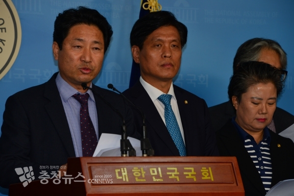 좌로부터 윤형권 위원장, 조승래 국회의원,