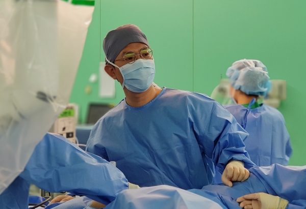 건양대병원 산부인과 김철중 교수가 로봇수술을 위해 환자의 병변부에 로봇 팔을 도킹(결합)하는 모습