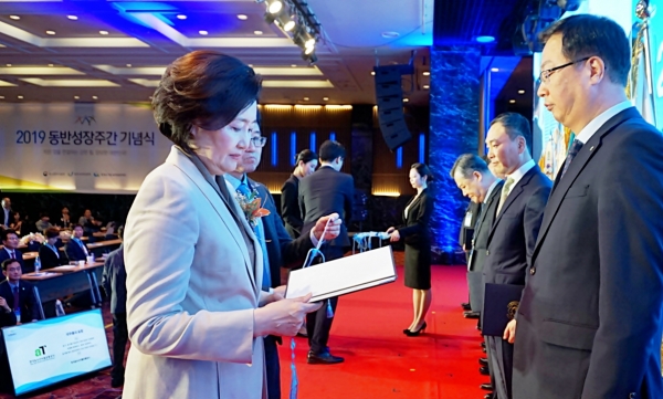 대중소기업 동반성장 국무총리상 수상 사진               * aT 기노선 기획조정실장(우측), 박영선 중소벤처기업부 장관(좌측)