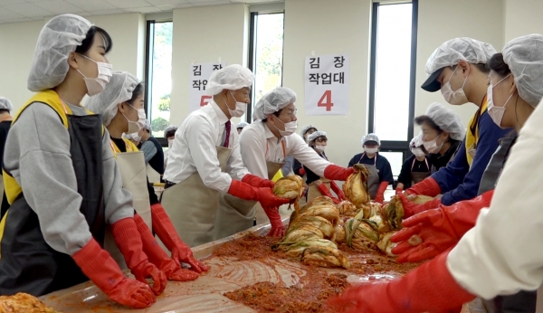 대학 관계자들과 재학생들이 함께 김치를 담그고 있다.(왼쪽 세 번째부터 백석대 장택현 대학혁신위원장, 백석문화대 송기신 총장)