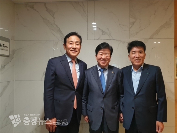 (왼쪽부터) 김정태 하나금융그룹 회장, 박병석 의원, 함영주 부회장