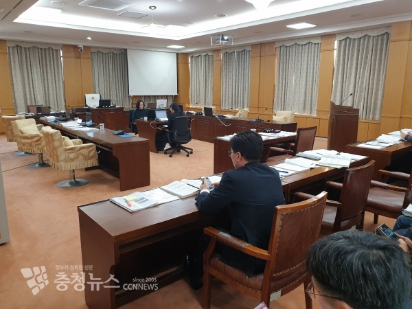 7일 행정사무감사 진행 중 복지환경위원회 회의실이 정회 요청으로 비어있다.