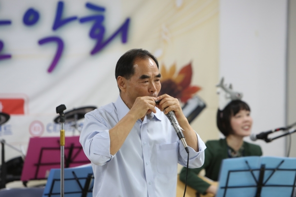 7일 나주 계산원원우들을 위해 마련한 음악회에서 김인식 사장이 직접 하모니카 연주를 선보여 원우들의 큰 호응을 받았다