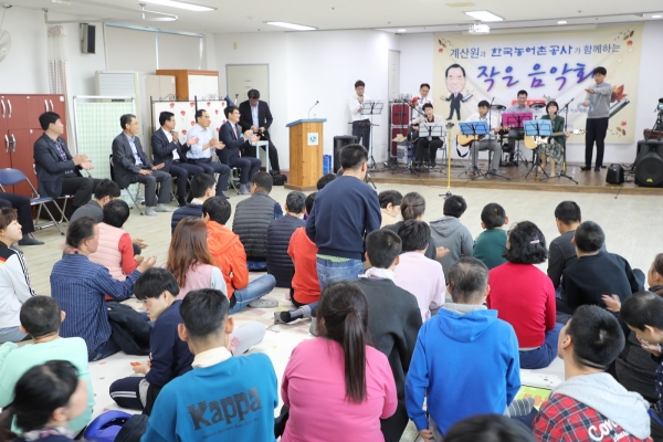 공사는 7일 나주 계산원에서 문화공연관람이 어려운 원우들을 위한 작은음악회를 열었다 (공사 KRC밴드 공연)