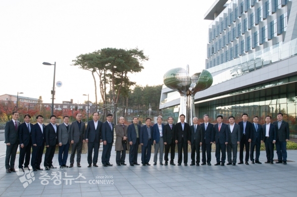 한국서부발전의 역대 임원진들이 본사 사옥 앞에서 단체로 기념촬영을 하고 있다.
