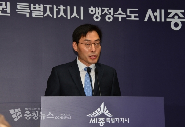 브리핑 하는 이용석