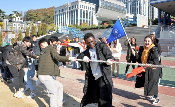 2019 외국인 유학생 체육대회 /체육대회에 참여한 외국인 유학생들이 팀을 나눠 줄다리기를 하고 있다.