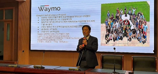 김선재 배재대 총장이 7일 중국 산동재경대학교에서 현지 학생 대상 특강을 하고 있다.