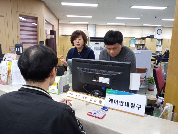 동에 설치된 케어안내창구에서 상담을 하고 있는 모습