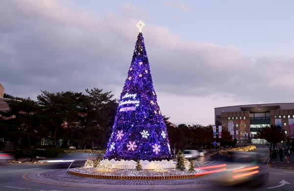 목원대 대형 성탄트리의 불이 형형색색 아름답게 빛나고 있다.