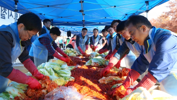 대전도시철도 노사 임직원들이 지역의 어려운 이웃에게 전달할 김장을 담금고 있다.