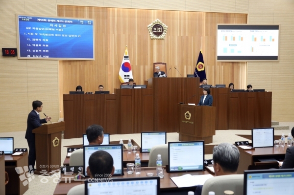 손혁옥 의원, 제59회 정례회 2차 본회의에서 교육감에게 질문하고 있는 장면