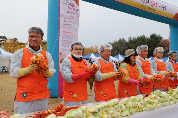 골프존뉴딘그룹은 올해로 10회 연속 김장 나누기 행사에 동참하며 이웃 사랑을 실천했다. 사진은 (좌측부터) 골프존카운티 서상현 대표이사 및 행사에 참여한 자원봉사자들.