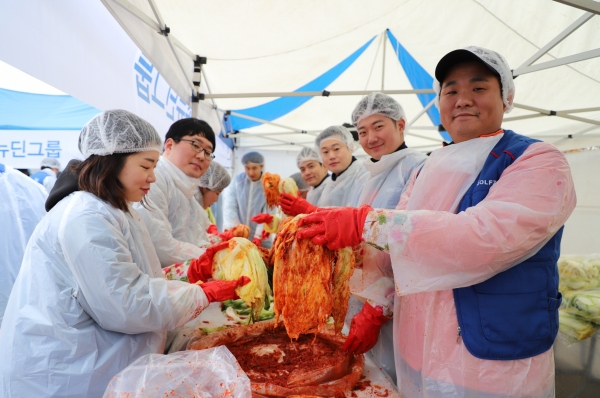 골프존조이마루 등 임직원 약 90여 명이 참석해 대전 유성구 관내 저소득계층 1500가구에 세대당 13Kg의 김장 김치를 전달하며 따듯한 온정을 나눴다. 사진은 김장 김치를 만들고 있는 골프존뉴딘그룹 임직원들