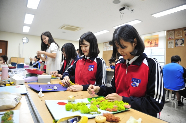 미술-음악 융합수업에 참여한 학생들이 즐거운 표정을 짓고 있다.