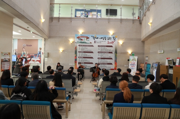 도서관 문화행사로 작은 음악회를 하고 있다.