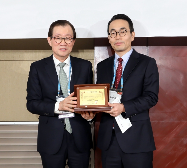 호흡기내과 박동일 교수, 우수학술연구자상 수상/ 오른쪽 박동일 교수