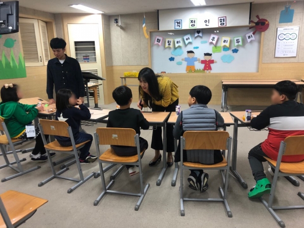 건양대 초등특수교육과 훼밀리아의 심리지원프로그램에 참여한 비장애 형제자매 어린이들의 모습