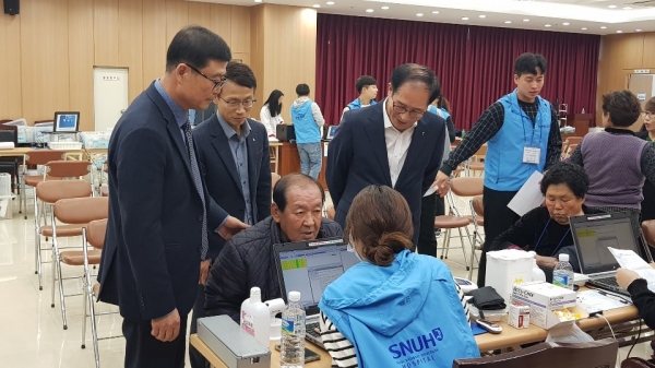 원종찬 농협생명 부사장은 의료봉사 현장을 방문하여 전용국,안면도농협조합장, 김기동 농협생명 충남총국장 등과 농업인들의 건강을 돌보고 의료진들에게 감사를 전했다.