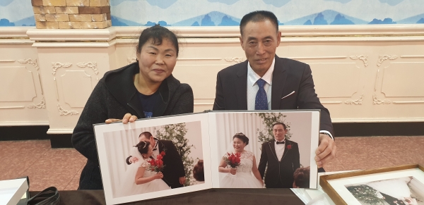 지난 13일 유성구 경하온천호텔에서, 1년전 결혼한 북한 윗동네 식구들의 결혼기념일을 축하했다