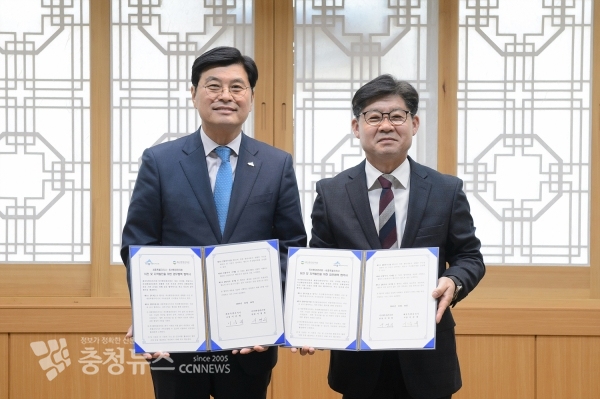 왼쪽부터 이춘희 세종시장, 이영희 축산환경관리원장