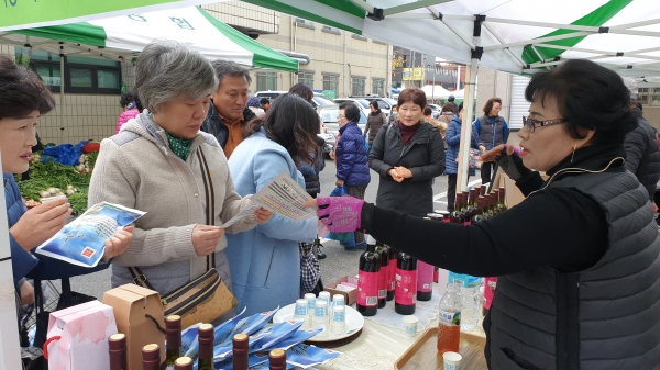 충남팜스테이마을협의회 회원들이 도농상생 직거래장터를 운영하여 대전시민들로부터 큰 호응을 얻었다.