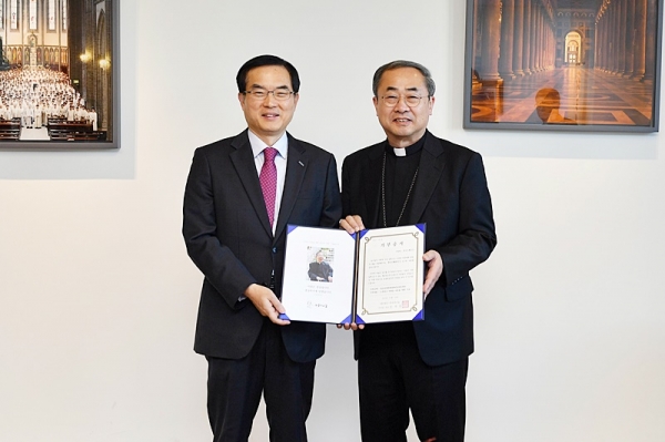 한국조폐공사는 김수환 추기경 선종 10주년을 맞아 출시한 기념메달의 판매 수익금 일부를 재단법인 바보의나눔에 기부, 김수환 추기경의 뜻을 기리고 사랑과 나눔을 실천했다. 사진 왼쪽 조용만 조폐공사 사장, 오른쪽 손희송 재단법인 바보의나눔 이사장(총대리주교)