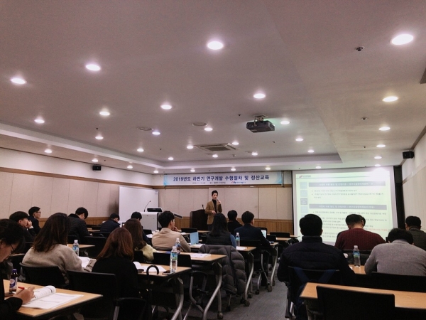 회계전문가가 사례중심의 연구비 정산 방법을 전달하고 있는 모습