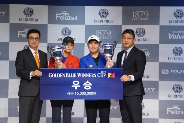 (좌측부터) 골프존 박기원 대표와 우승자 박범희, 이진경 조, 골든블루 김관태 본부장이 ‘2019 골든블루 워너스컵’ 4차 결선 대회의 기념촬영을 하고 있다.
